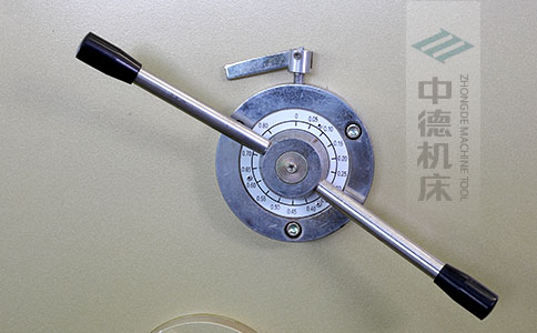 ZDS-832剪板機刀片間隙手動調節器，刻度清淅，調節省力又簡便.jpg