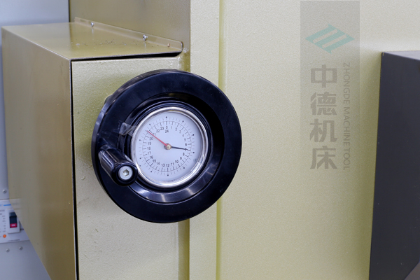 ZDG-640刀片間隙調節裝置，設置在機架前面，并有刻度顯示，調節方便.jpg