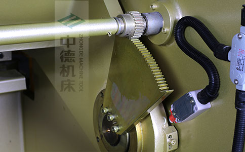 ZDS-840采用高精度刀片間隙調節齒輪，經過淬火高硬度又耐磨，表面鍍鋅不生銹，長年累月使用依然有很高的調節精度.jpg