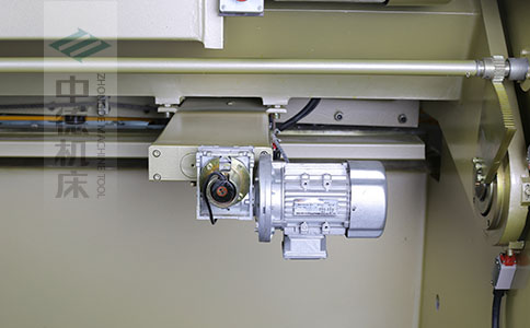 ZDS-840剪板機后檔料結構，平行度高，并采用國內一流品牌軸承，耐磨抗壓壽命長.jpg