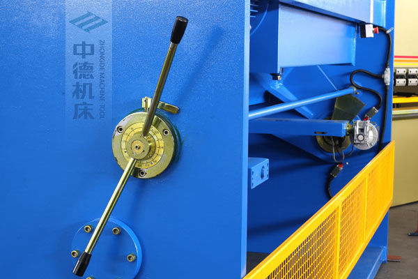 ZDS-1632剪板機刀片間隙手動調節器，刻度清淅，調節省力又簡便.jpg