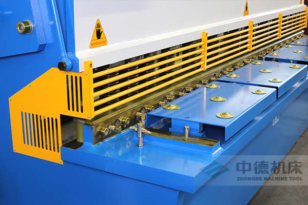 ZDS-1632剪板機進料口，安全防護，進料無阻，又能直接觀看到燈光對線的剪切位置.jpg