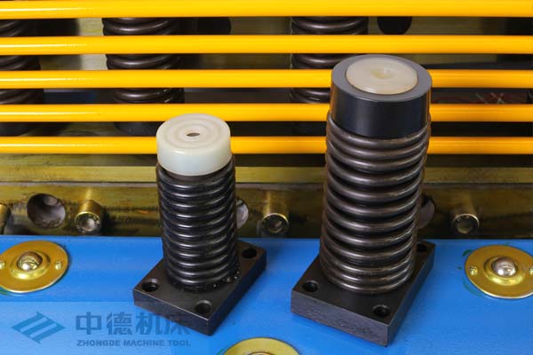 ZDS-1632采用高品質壓料油缸，不滲油不會在板材表面留有油污.jpg