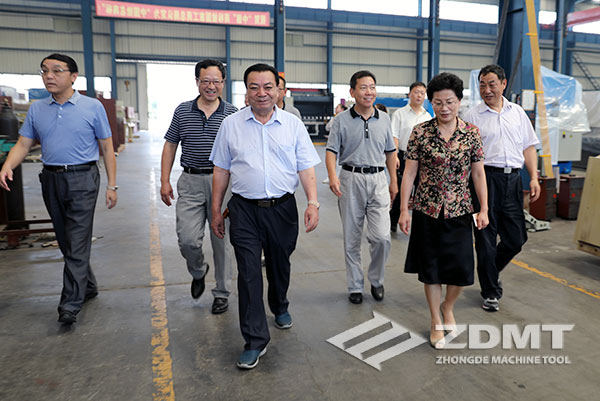 馬鞍山市政協(xié)主席李群來(lái)我公司“送清涼”慰問4